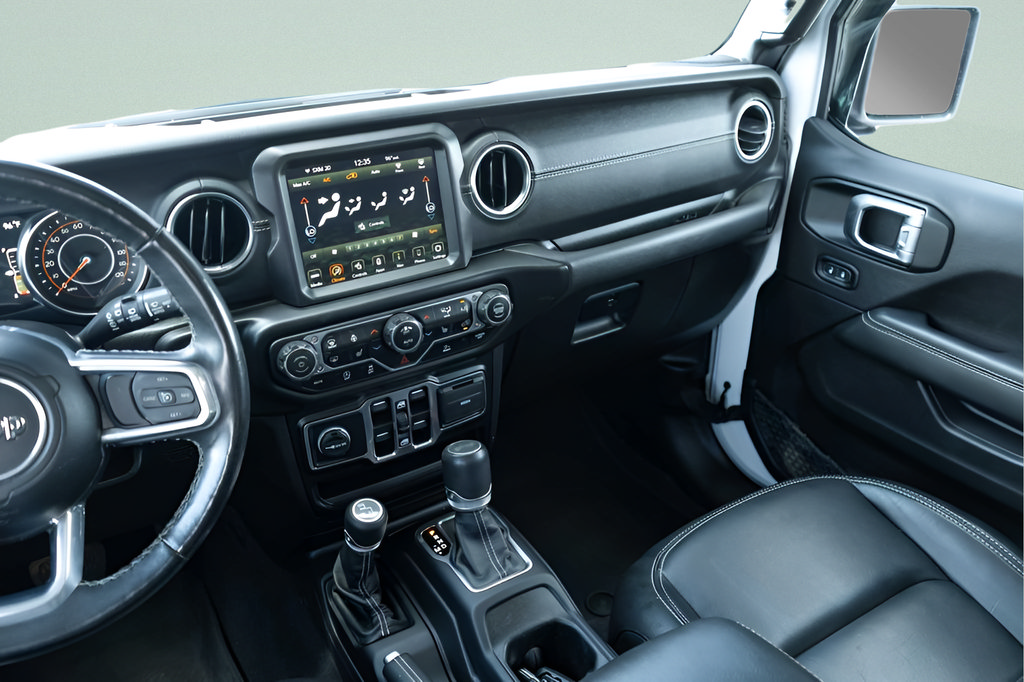 Used 2022 Jeep Wrangler Unlimited Sahara w/ Cold Weather Group AWD/4WD image 18
