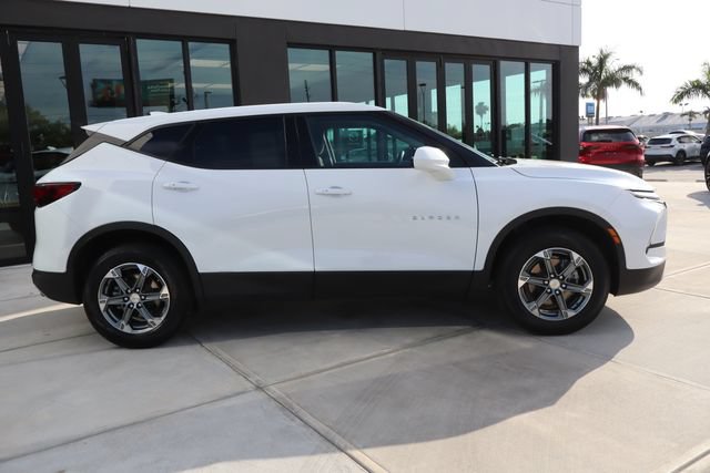 Used 2025 Chevrolet Blazer LT AWD/4WD image 2