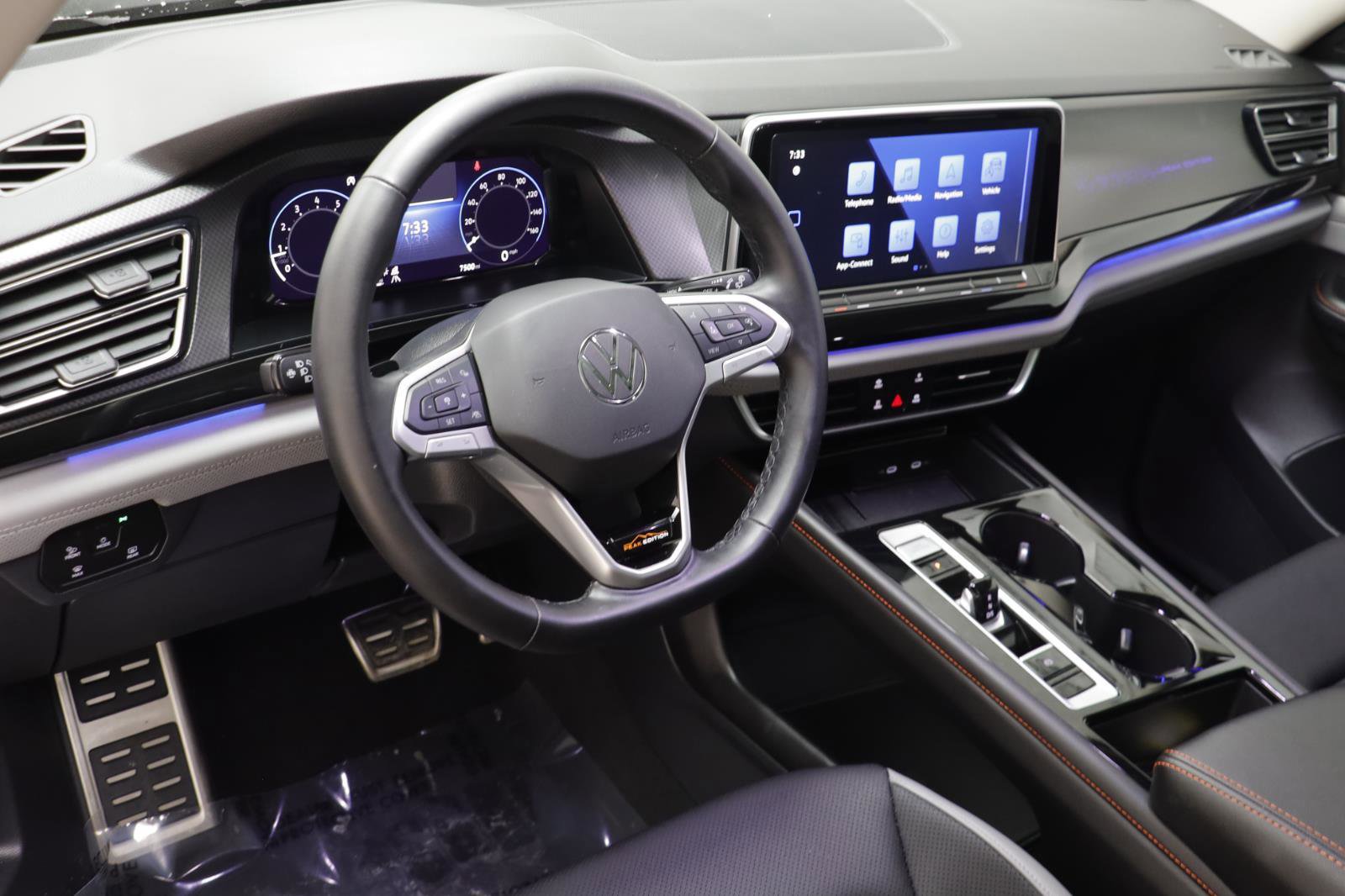 Used 2025 Volkswagen Atlas Peak Edition SE image 6