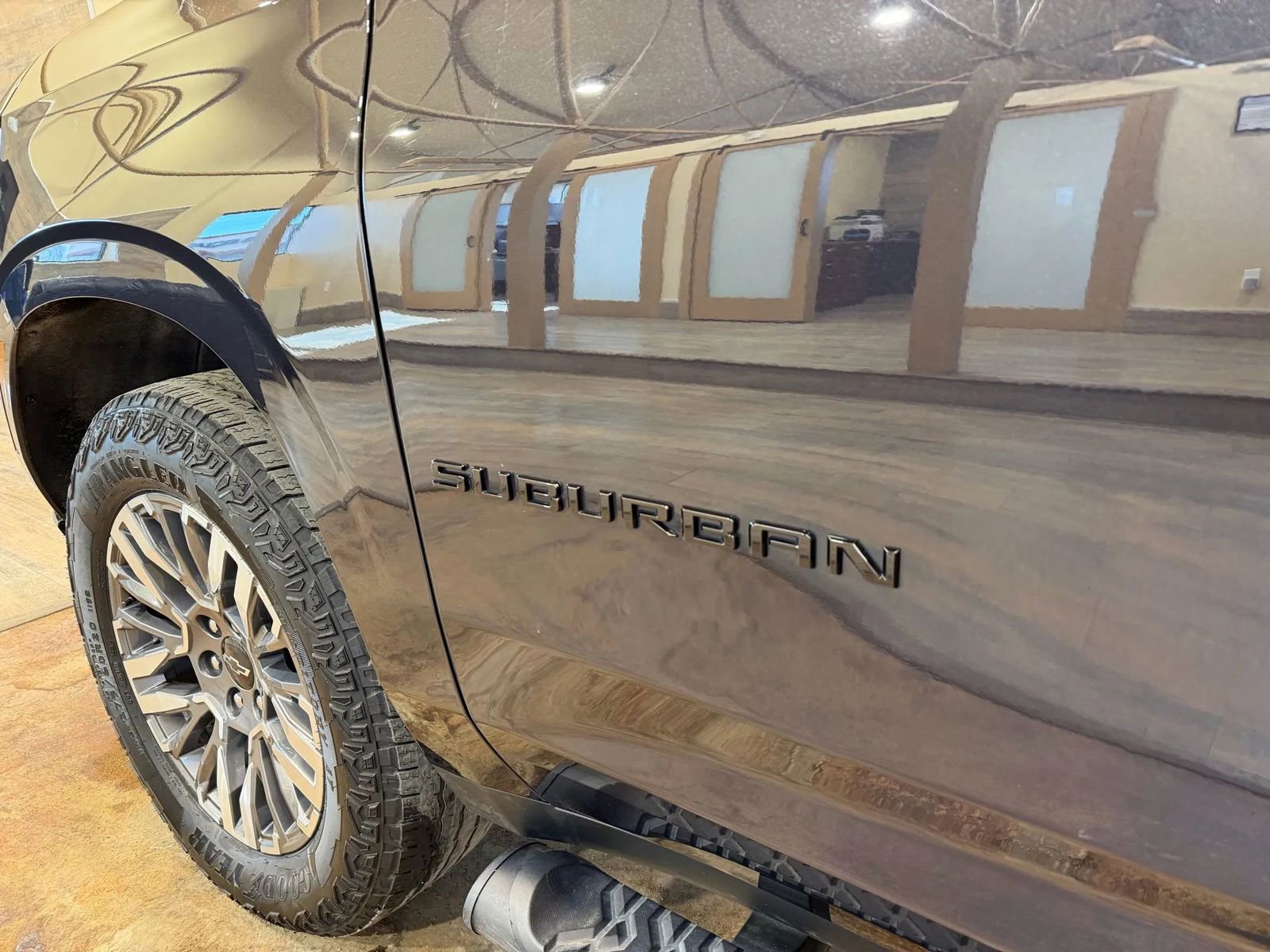 Used 2025 Chevrolet Suburban Z71 image 15