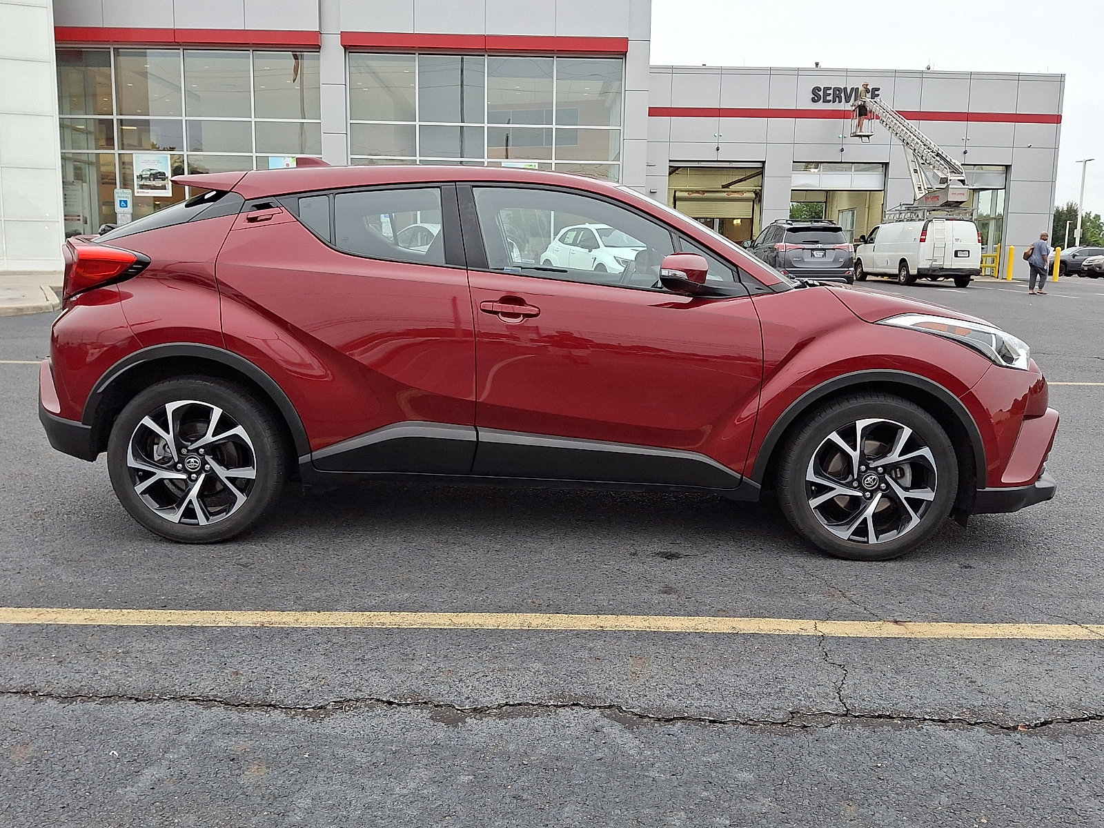 Used 2019 Toyota C-HR XLE FWD image 7