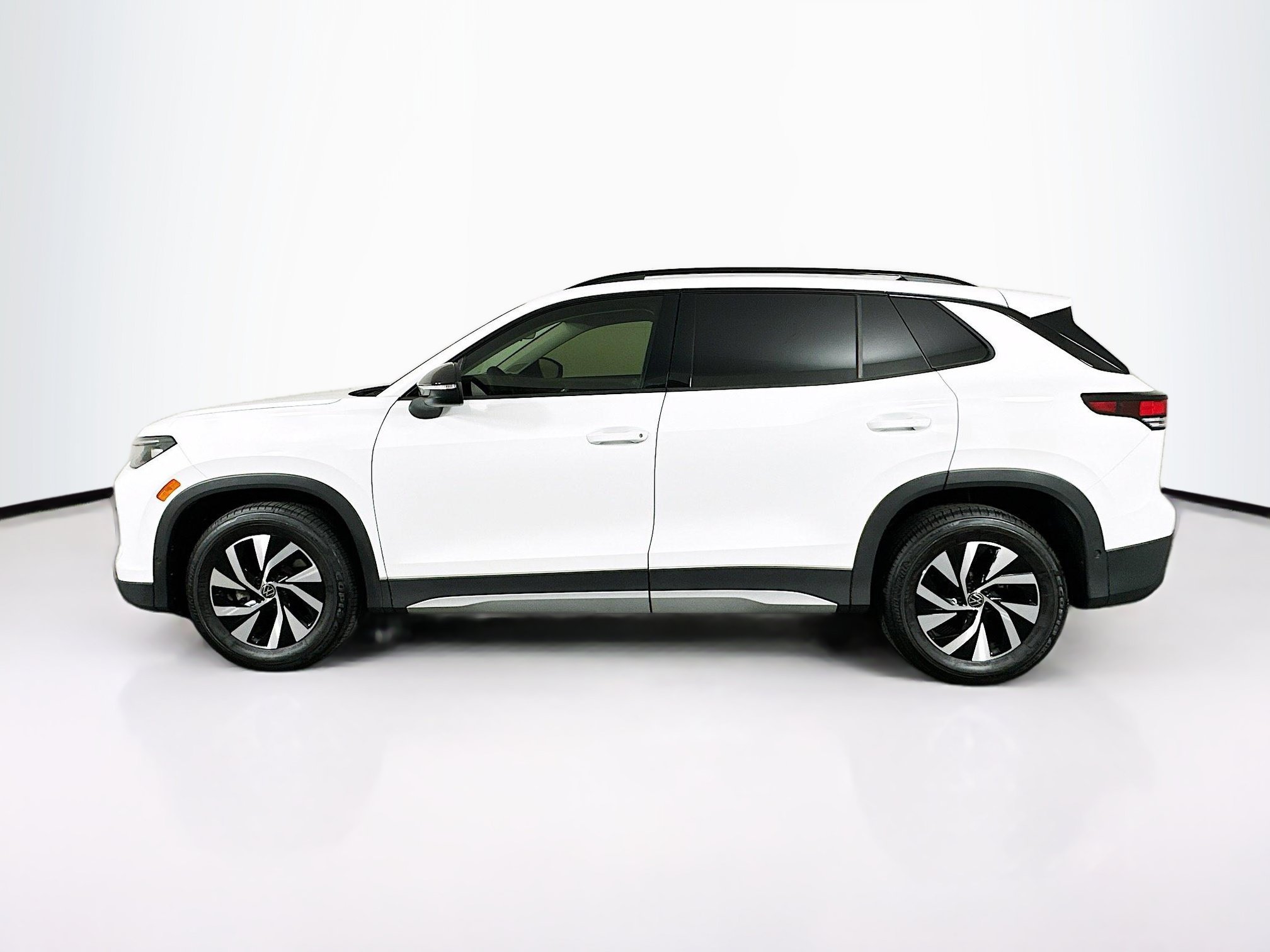 Used 2025 Volkswagen Tiguan S FWD image 4