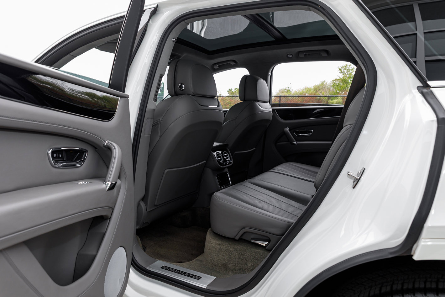 Used 2018 Bentley Bentayga Onyx Edition image 16