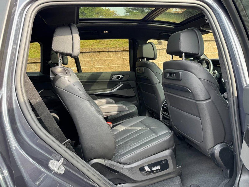 Used 2021 BMW X7 M50i w/ Dynamic Handling Package image 10