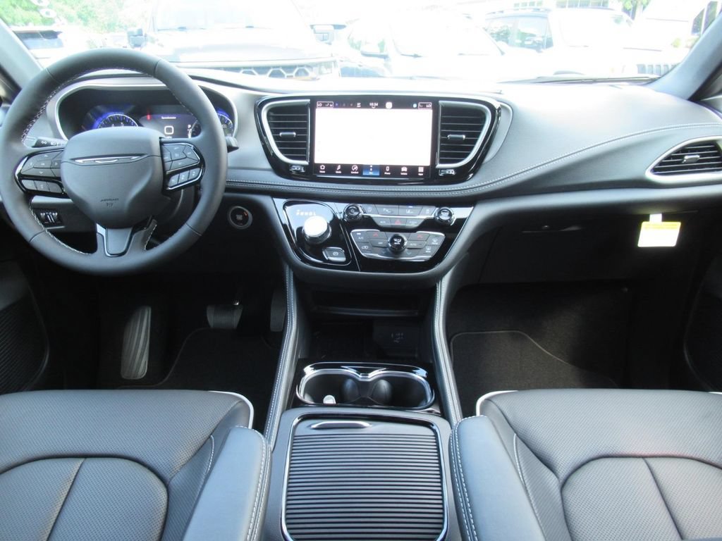 New 2027 Chrysler Pacifica Limited FWD image 12