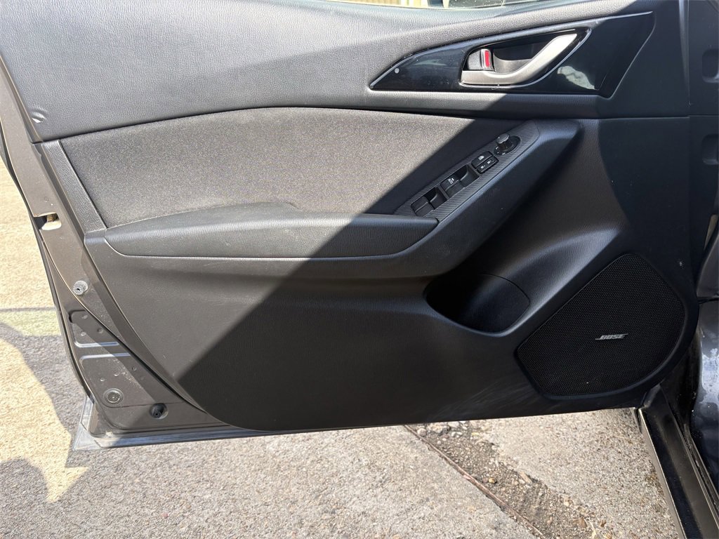 Used 2016 MAZDA MAZDA3 i Touring w/ Popular Equipment Package image 7