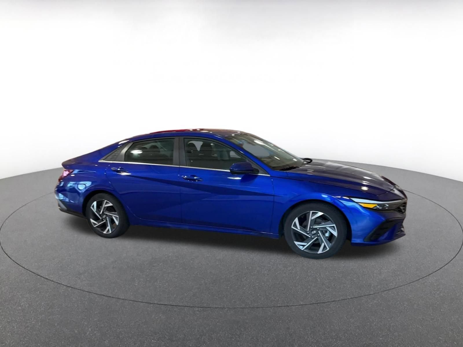 Used 2025 Hyundai Elantra SEL image 2