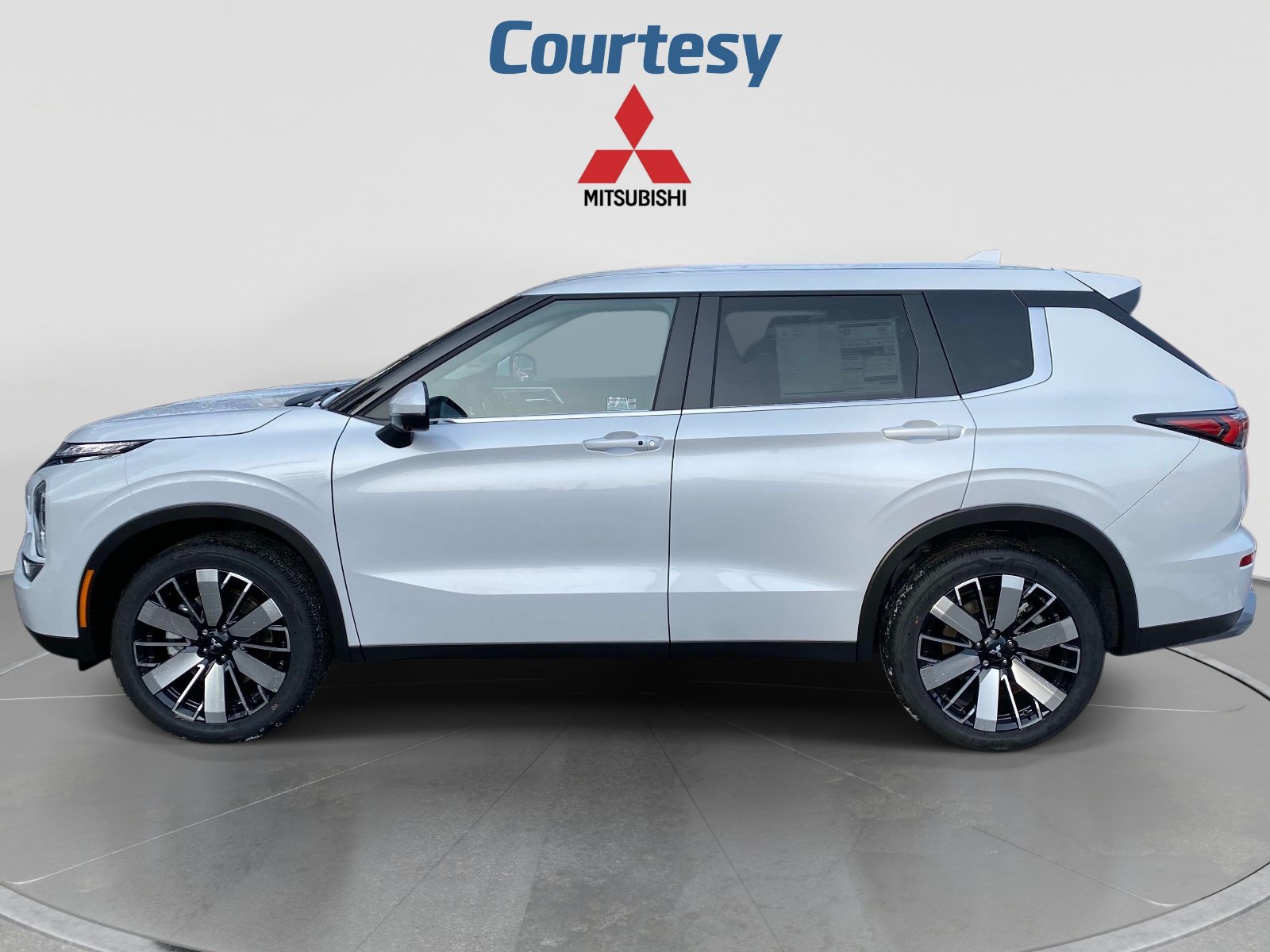 New 2026 Mitsubishi Outlander SE AWD/4WD image 2