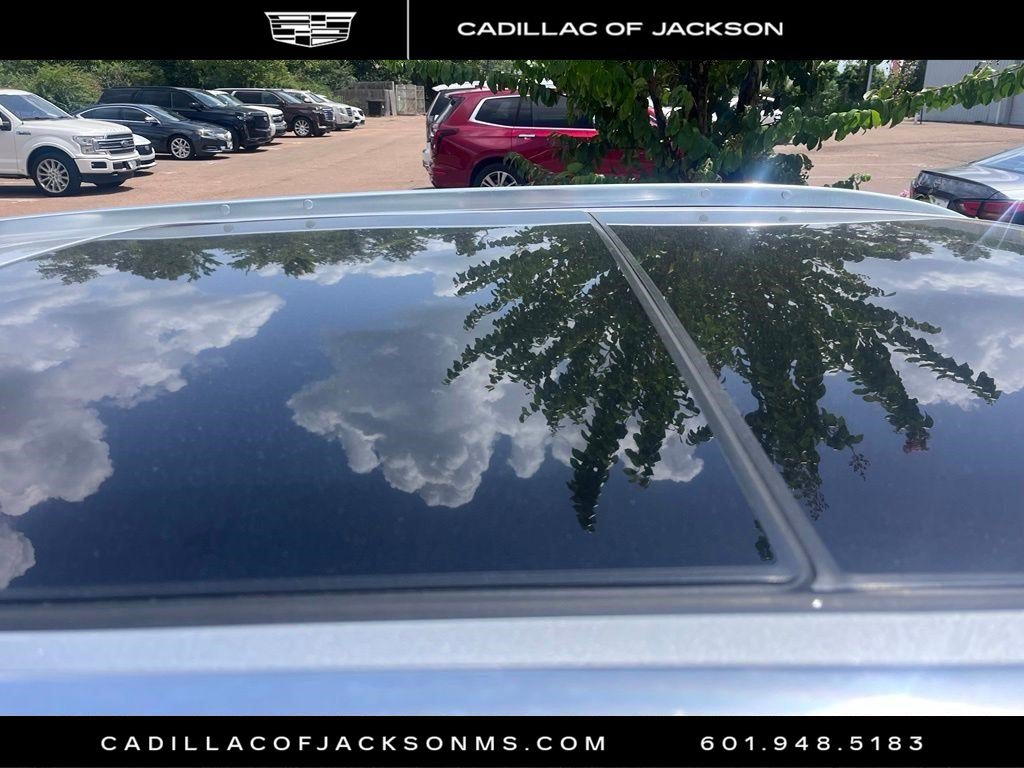 Used 2017 Cadillac XT5 Premium Luxury w/ Driver Assist Package FWD image 4