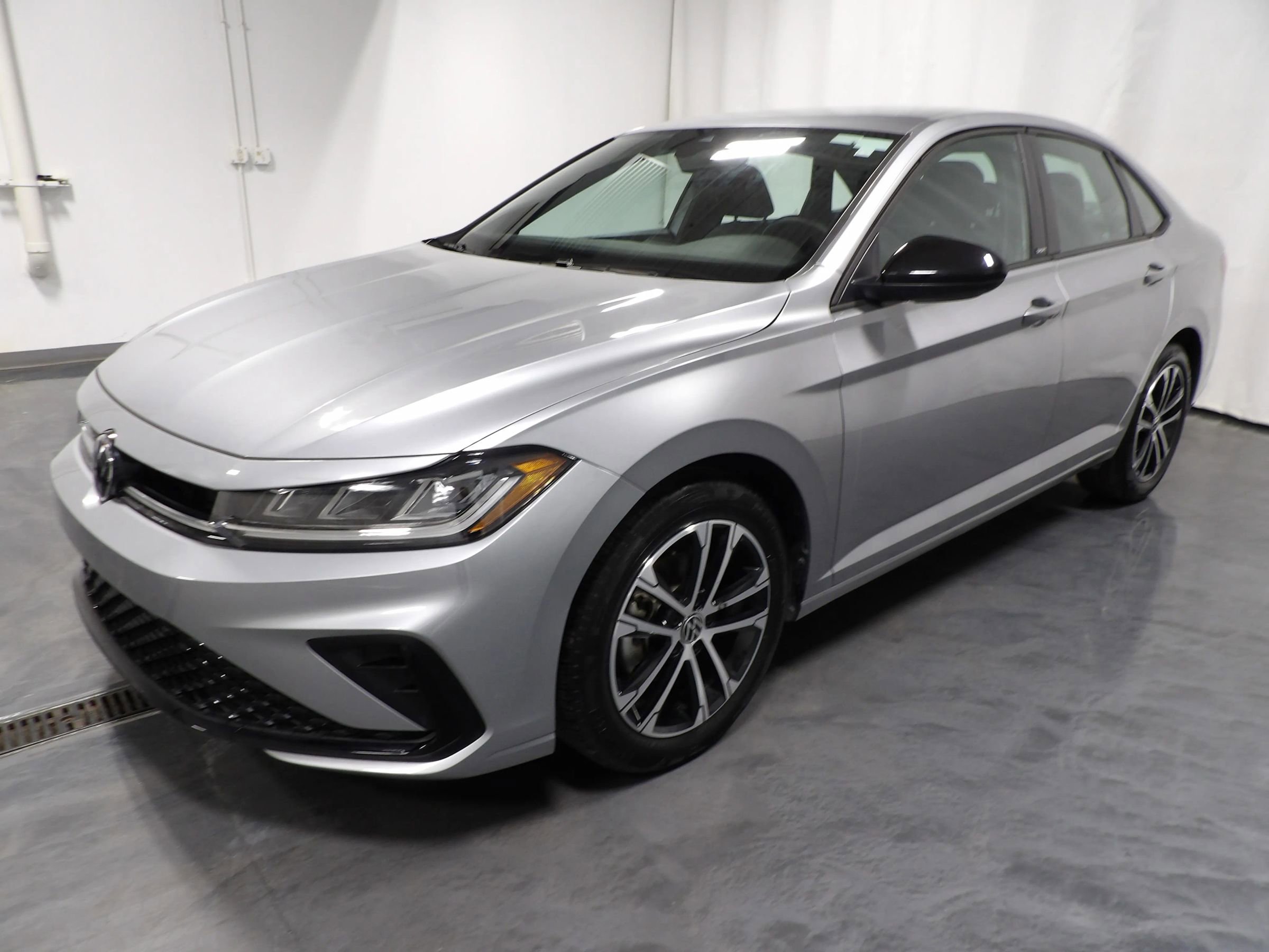 Used 2025 Volkswagen Jetta Sport image 3