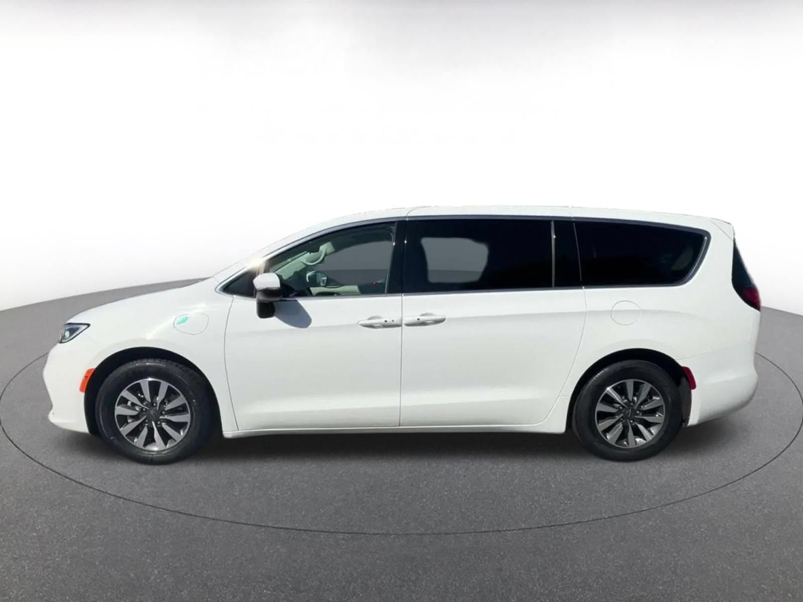Used 2023 Chrysler Pacifica Touring-L FWD image 8