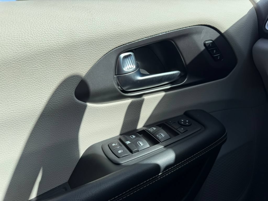 Used 2023 Chrysler Pacifica Touring-L FWD image 12