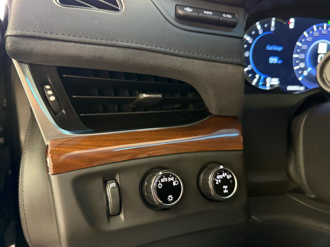 Used 2018 Cadillac Escalade Luxury AWD/4WD image 30