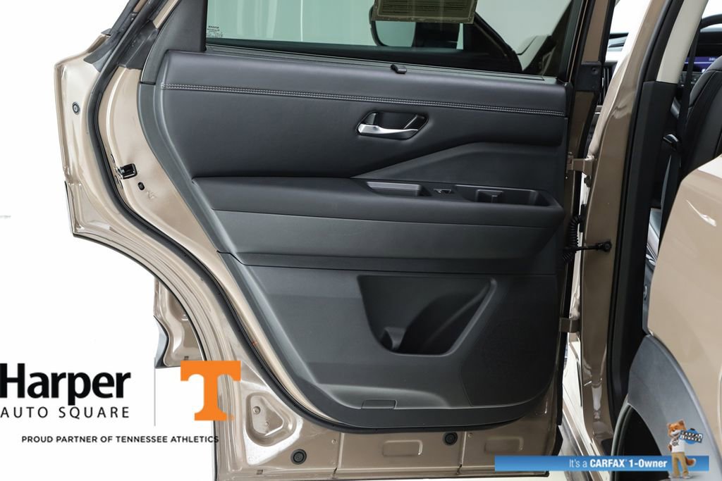 Used 2024 Nissan Pathfinder Platinum image 17