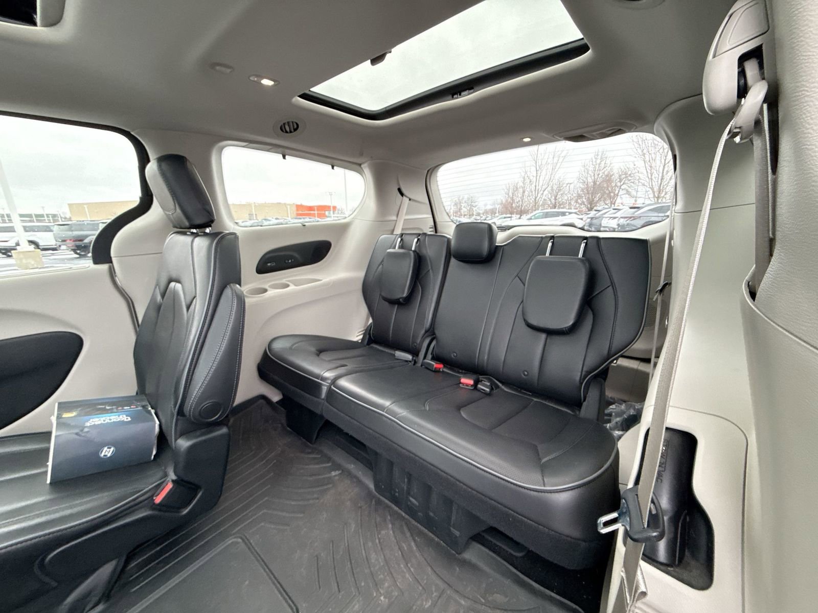 Used 2017 Chrysler Pacifica Limited image 26