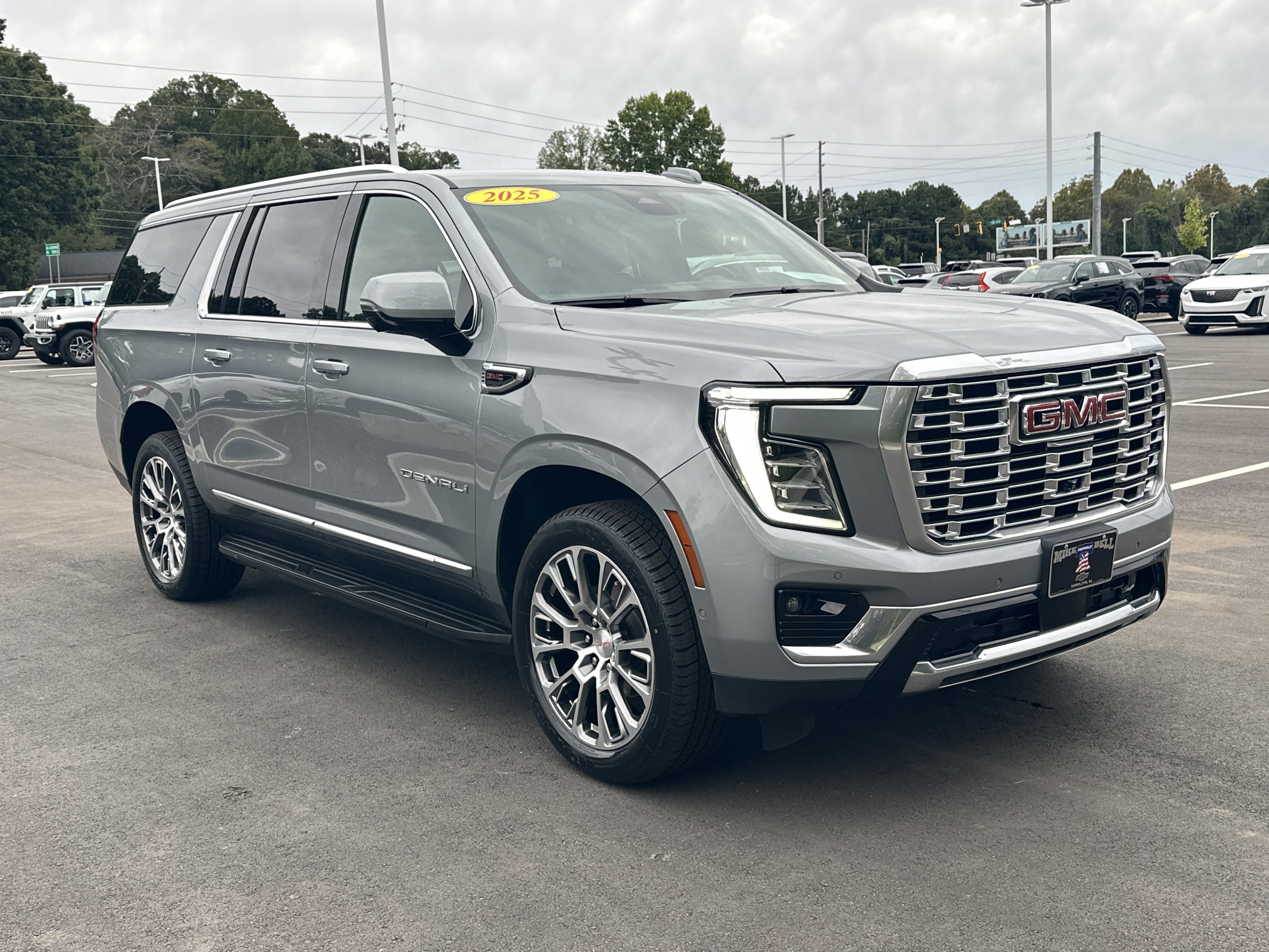 Used 2025 GMC Yukon XL Denali RWD image 2