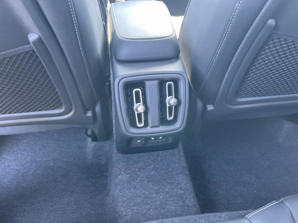 Certified 2025 Volvo XC40 B5 Core w/ Protection Package Premier image 17
