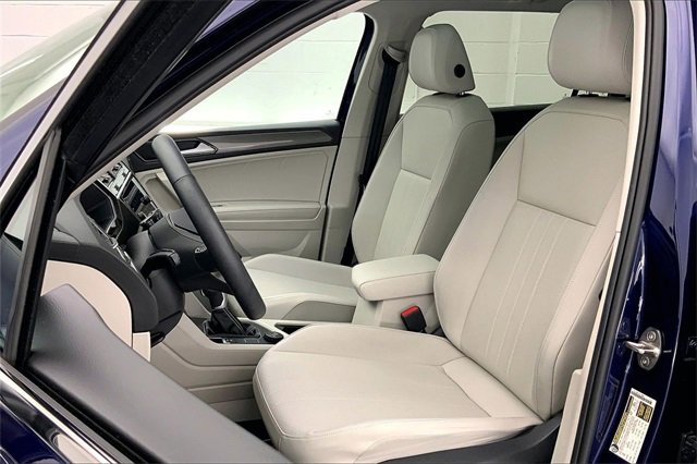 Used 2023 Volkswagen Tiguan SE w/ Panoramic Sunroof Package image 25