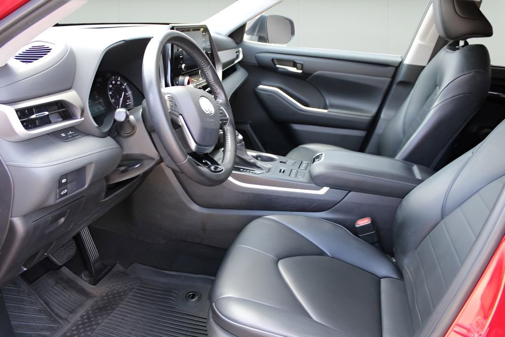 Used 2021 Toyota Highlander XLE AWD/4WD image 8