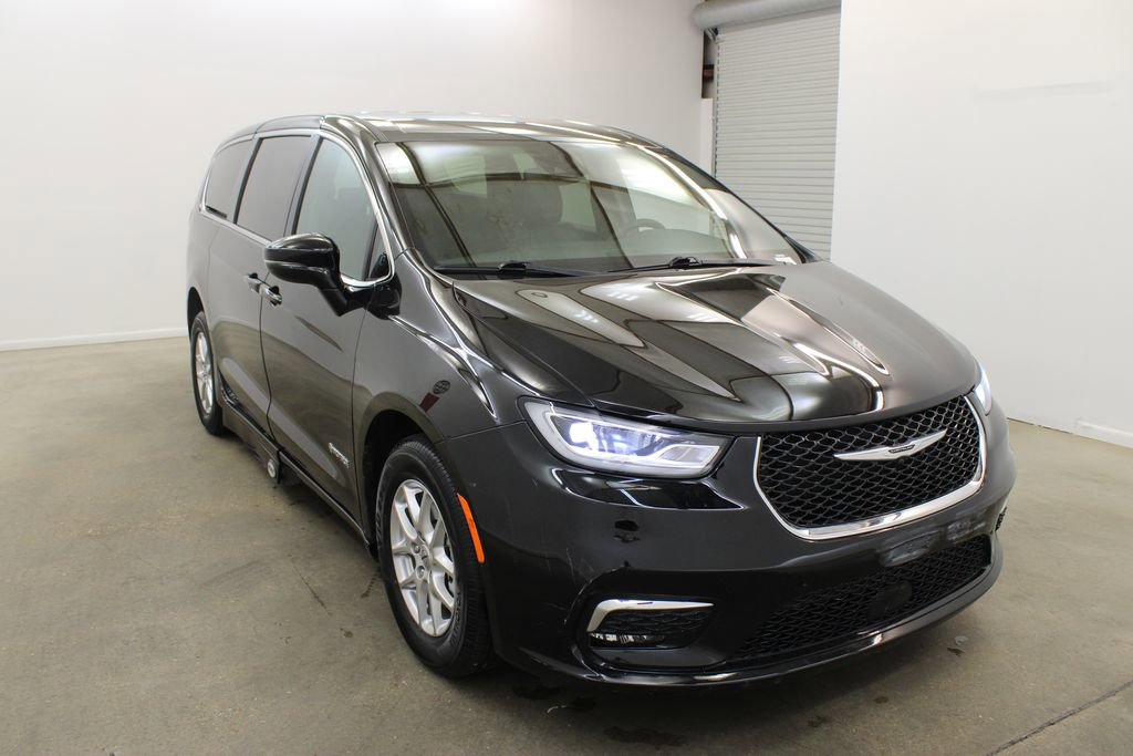 Used 2024 Chrysler Pacifica Touring image 6