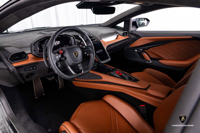 Used 2025 Lamborghini Revuelto image 35