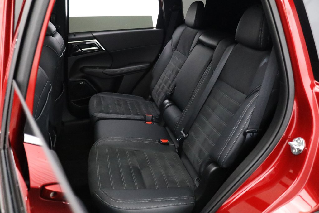 Used 2026 Mitsubishi Outlander AWD image 13