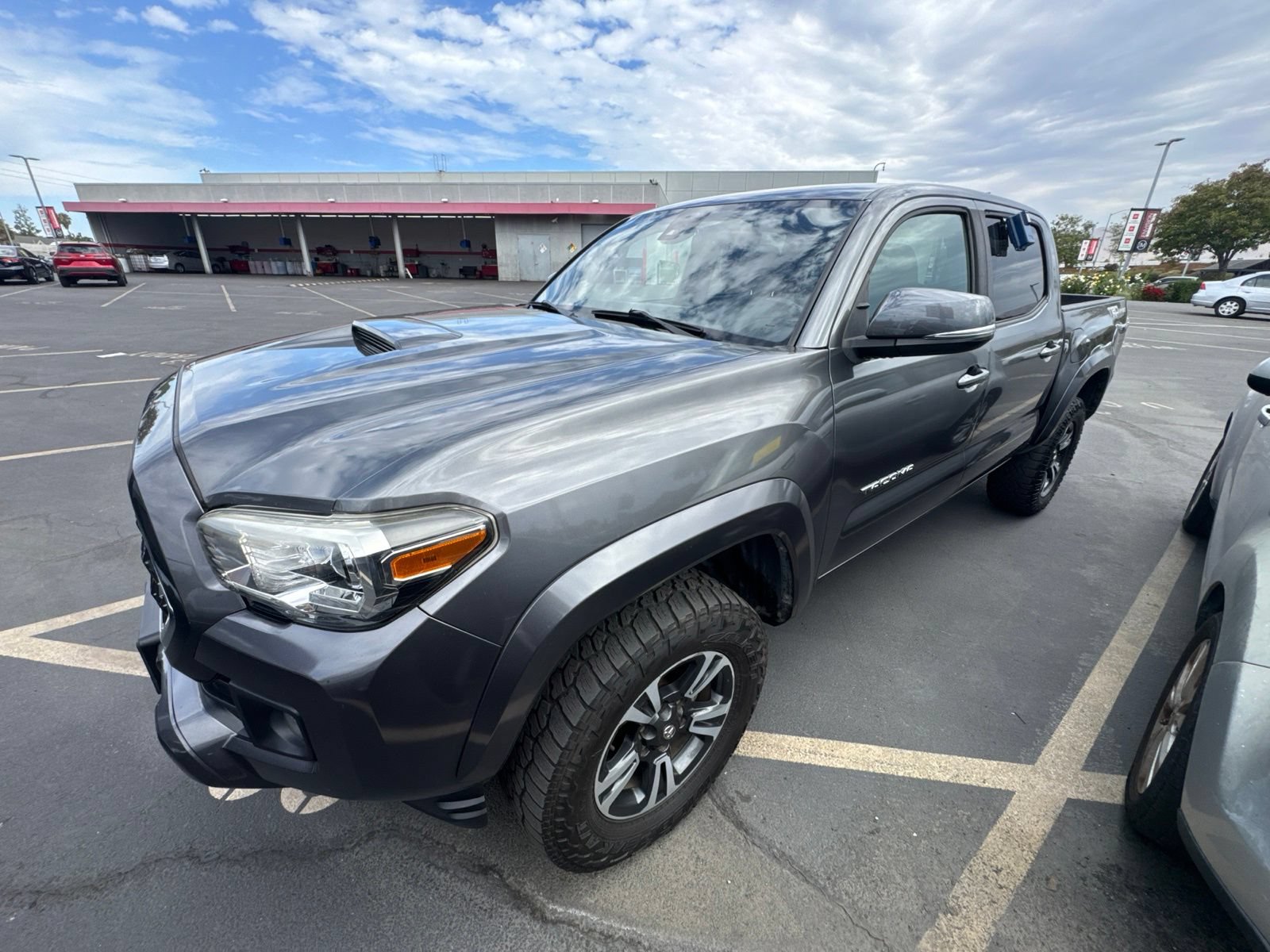 Used 2019 Toyota Tacoma TRD Sport w/ Technology Package RWD image 3