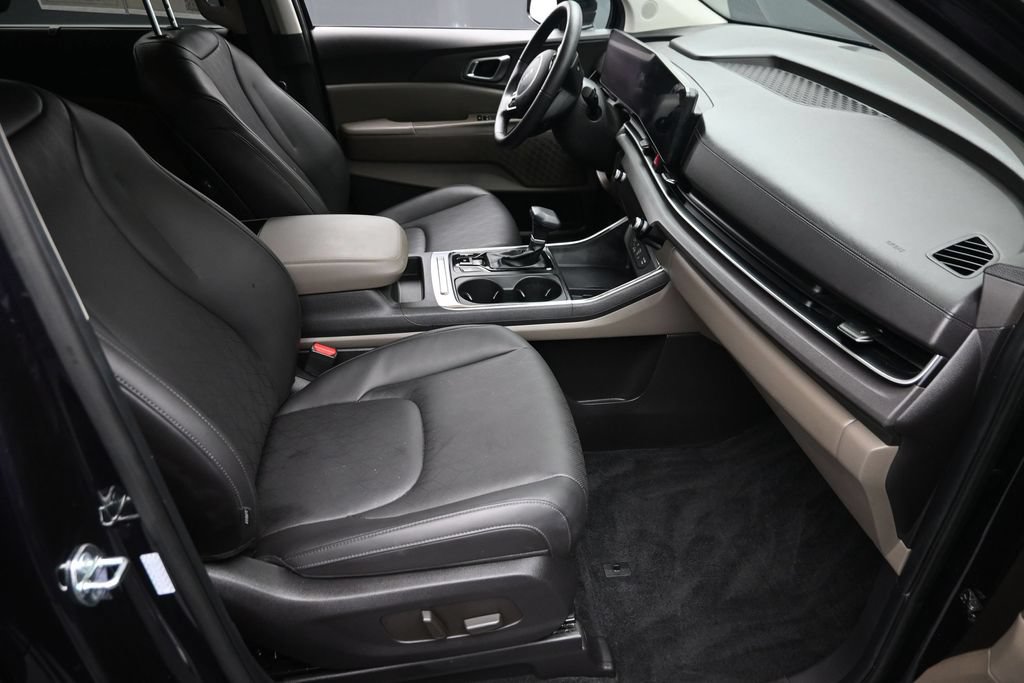 Used 2025 Kia Carnival EX FWD image 9