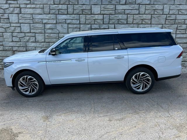 Used 2025 Lincoln Navigator L Reserve image 3