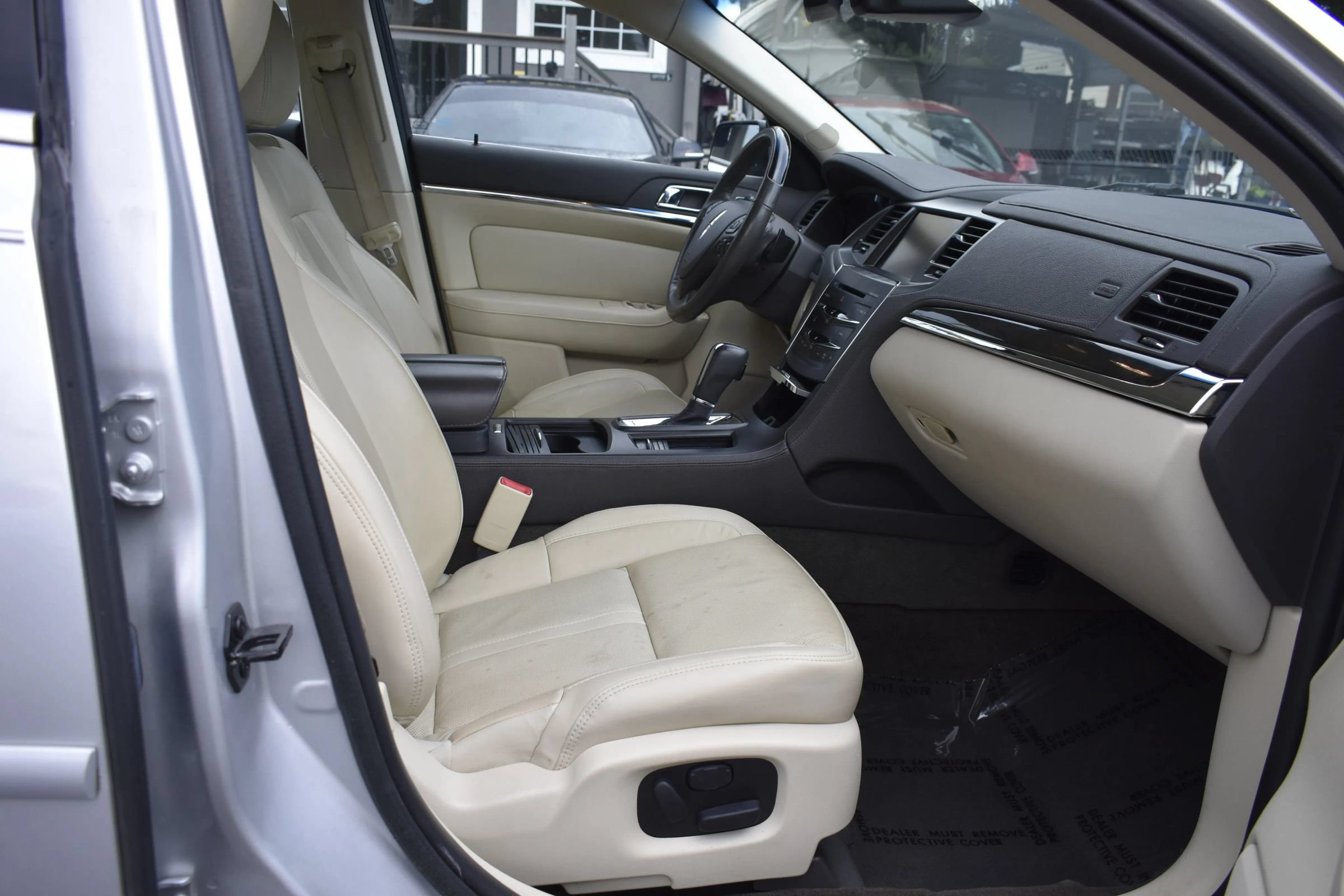 Used 2014 Lincoln MKS FWD image 9