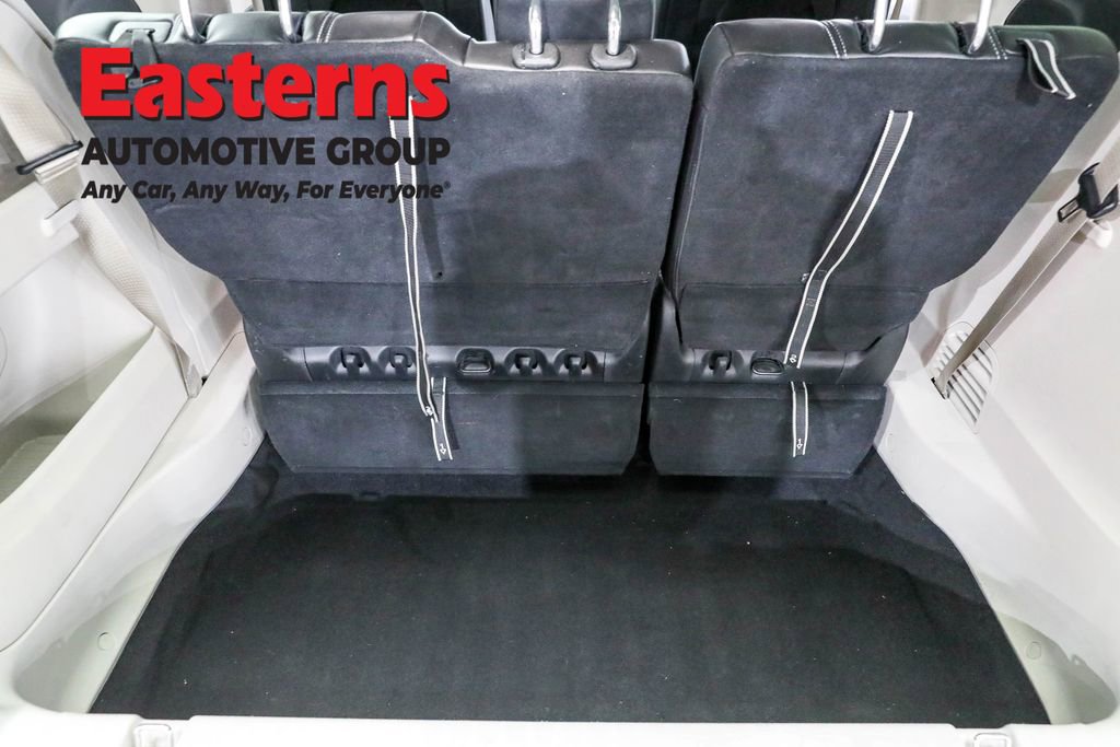 Used 2023 Chrysler Pacifica Touring-L image 9