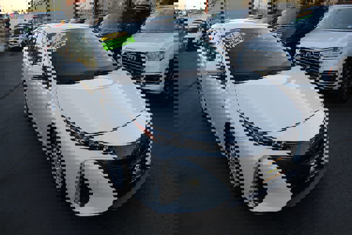 Used 2017 Toyota Prius Prime Premium image 8