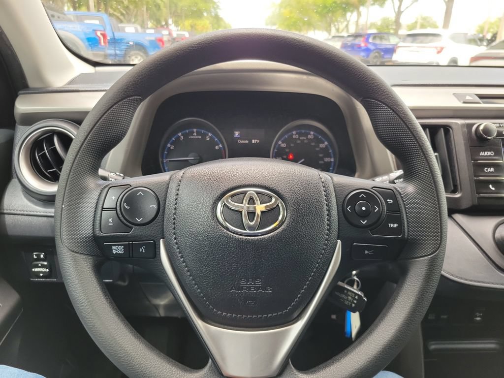 Used 2018 Toyota RAV4 LE FWD image 17