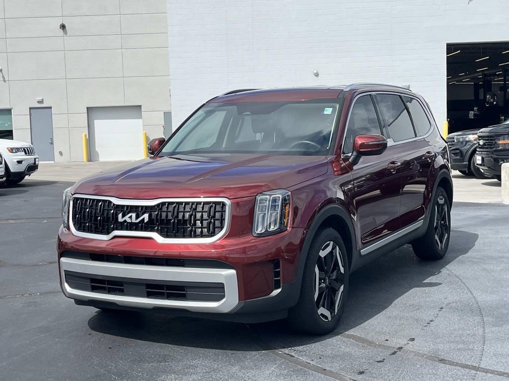 Used 2023 Kia Telluride EX w/ EX Captain's Chair Package image 3