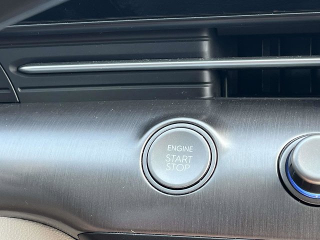 Used 2025 Hyundai Kona SEL AWD/4WD image 32