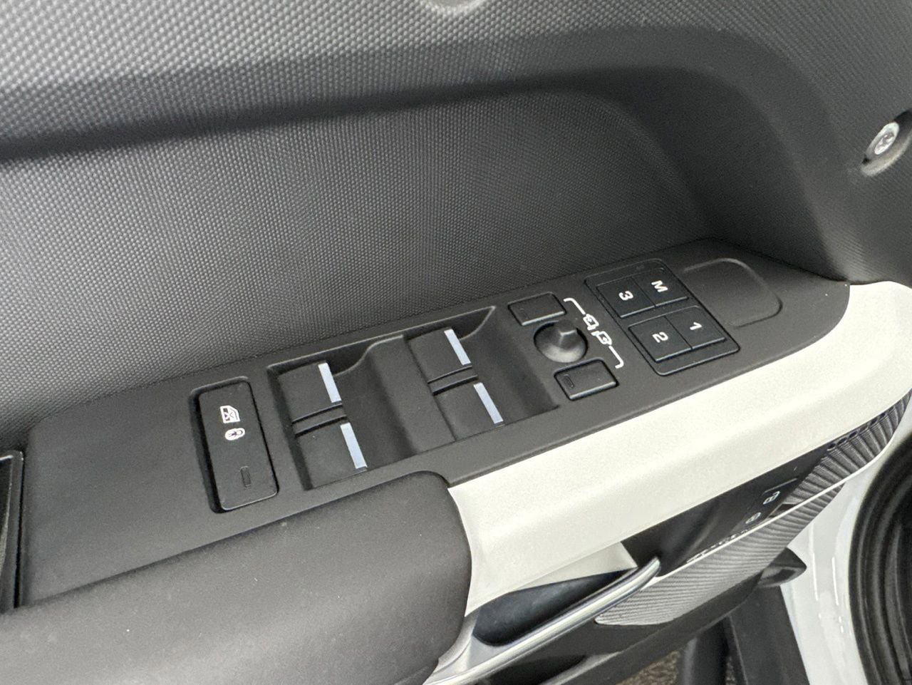 Used 2024 Land Rover Defender 110 SE AWD/4WD image 37