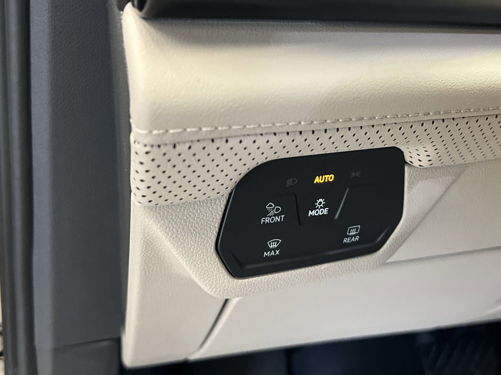 Used 2025 Volkswagen Atlas SE image 27