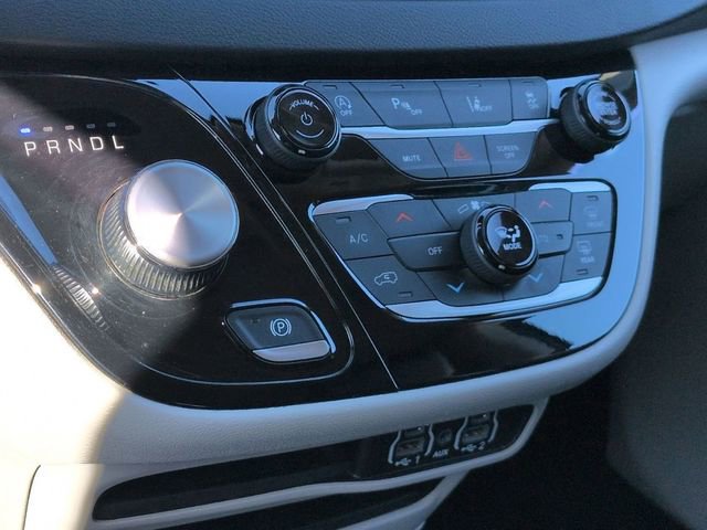 Used 2023 Chrysler Pacifica Touring-L FWD image 22