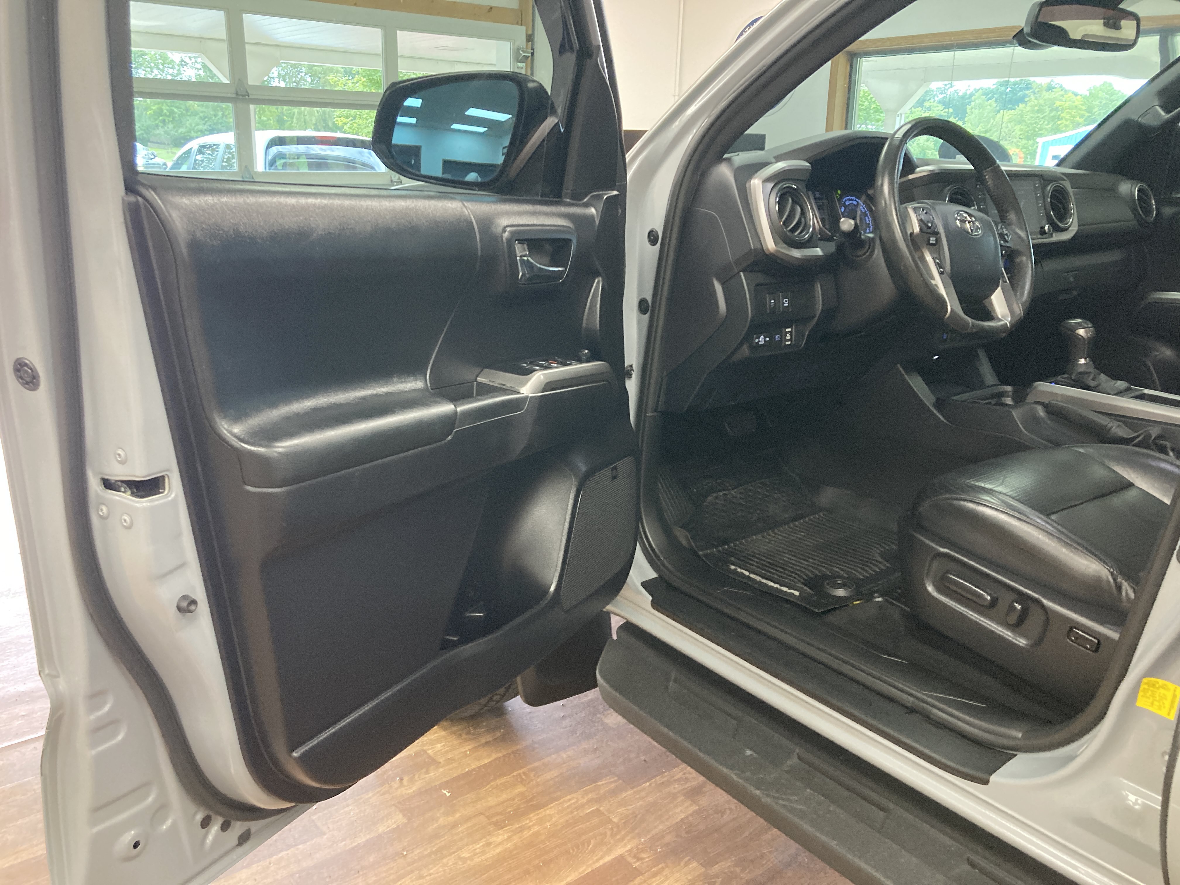 Used 2020 Toyota Tacoma Limited AWD/4WD image 11