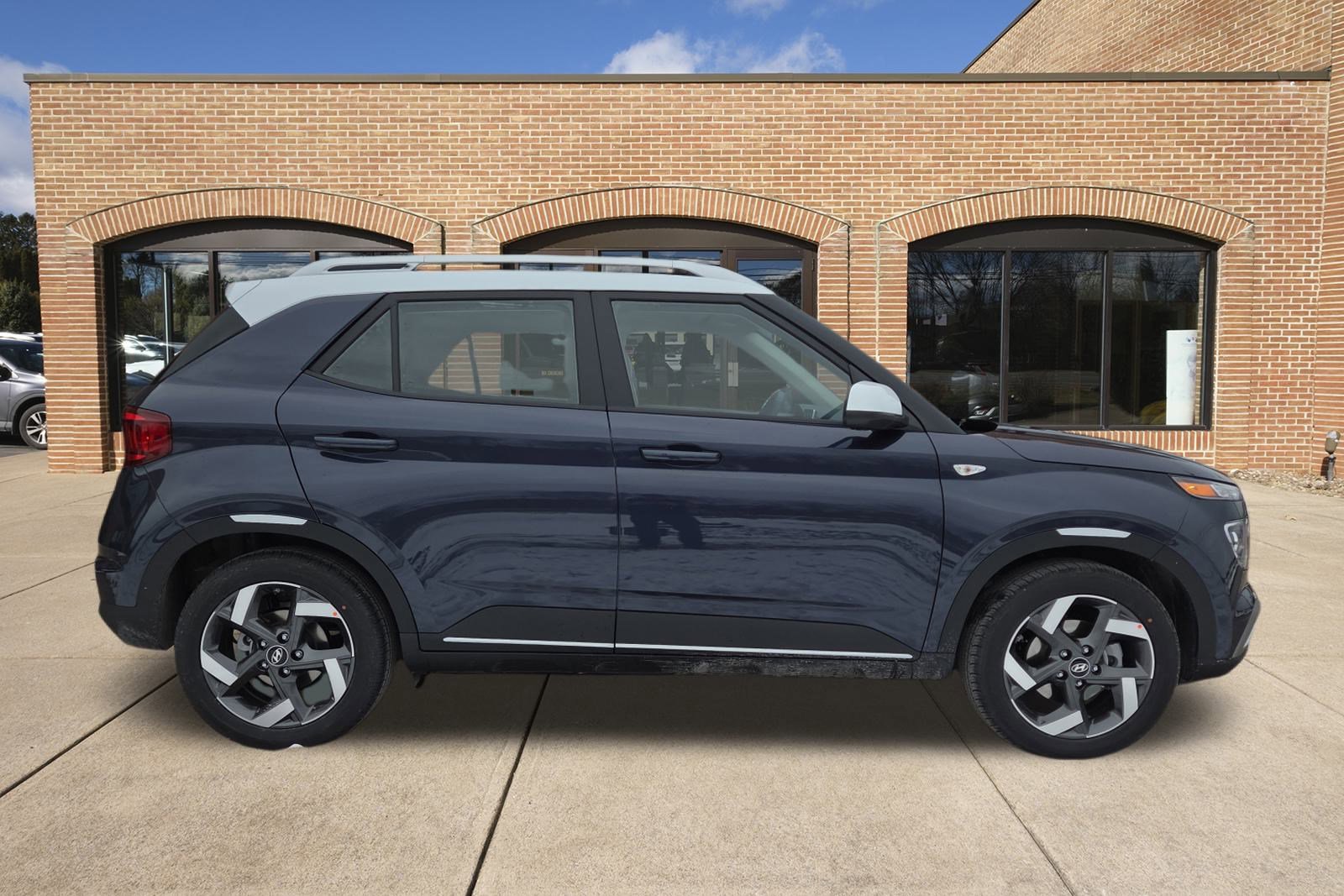 New 2026 Hyundai Venue SEL video 2