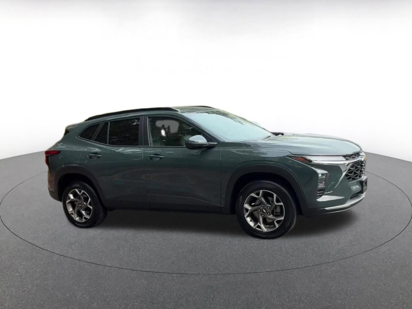 Used 2025 Chevrolet Trax LT image 2