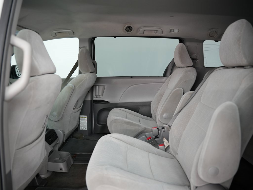 Used 2018 Toyota Sienna LE image 34