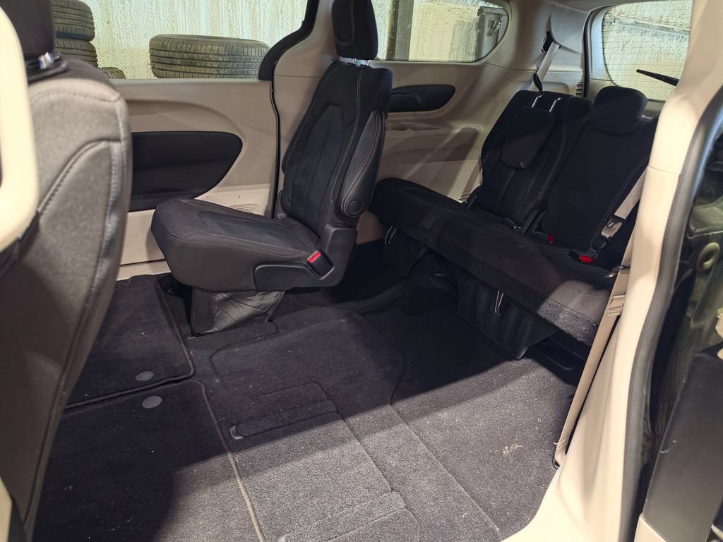 Used 2023 Chrysler Voyager LX FWD image 7