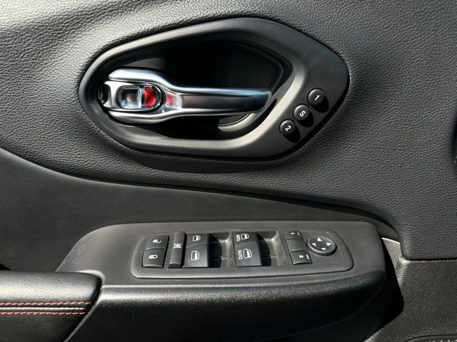 Used 2019 Jeep Cherokee Trailhawk AWD/4WD image 15