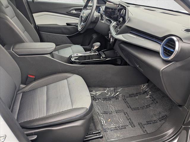 Used 2025 Chevrolet Trax LT w/ LT Convenience Package image 19
