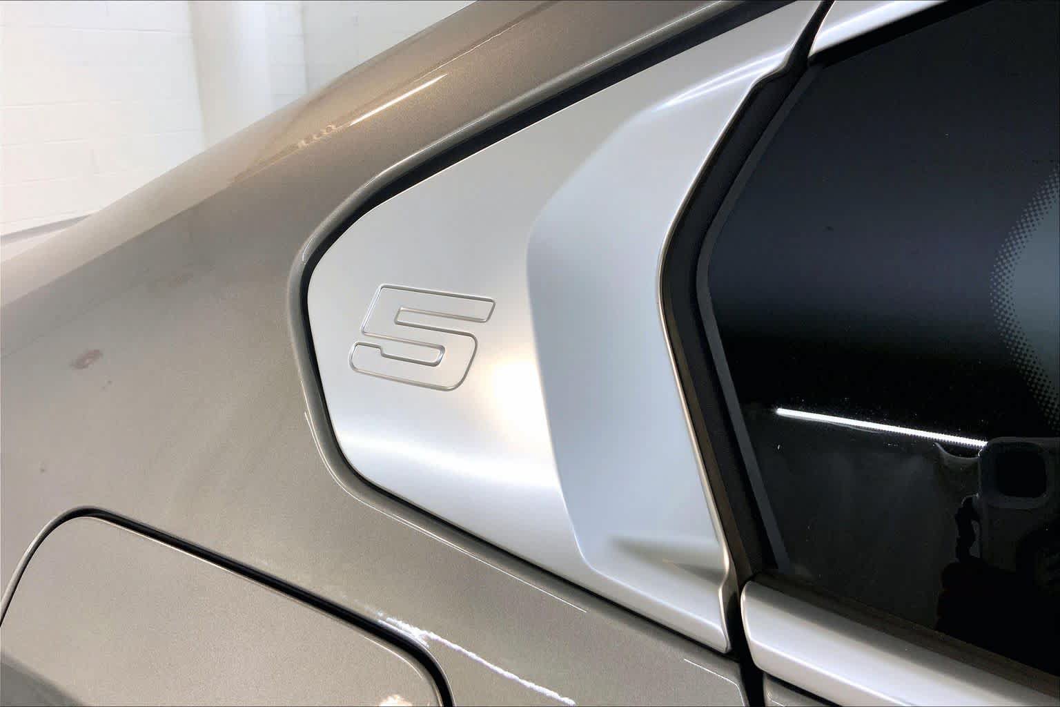 Used 2024 BMW 530i xDrive w/ Executive Package AWD/4WD image 9