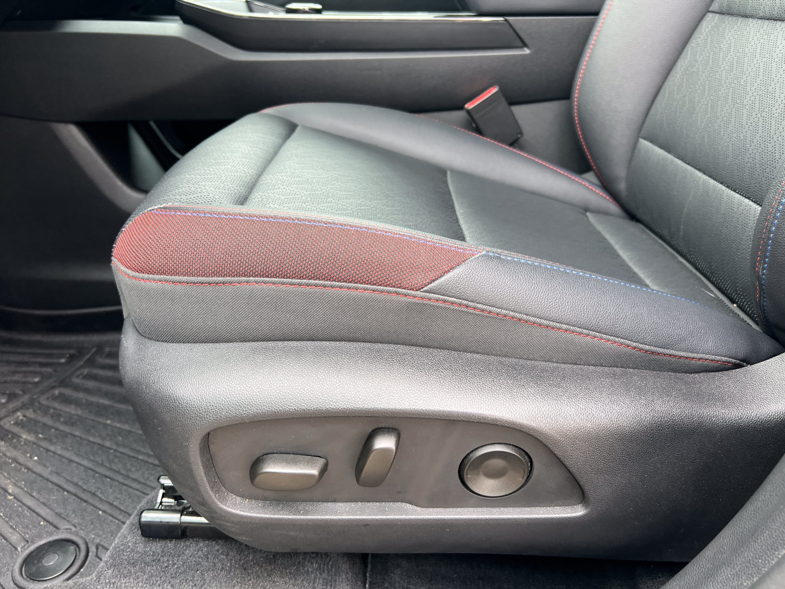 Used 2025 Chevrolet Equinox RS w/ Safety and Technology Package AWD/4WD image 11