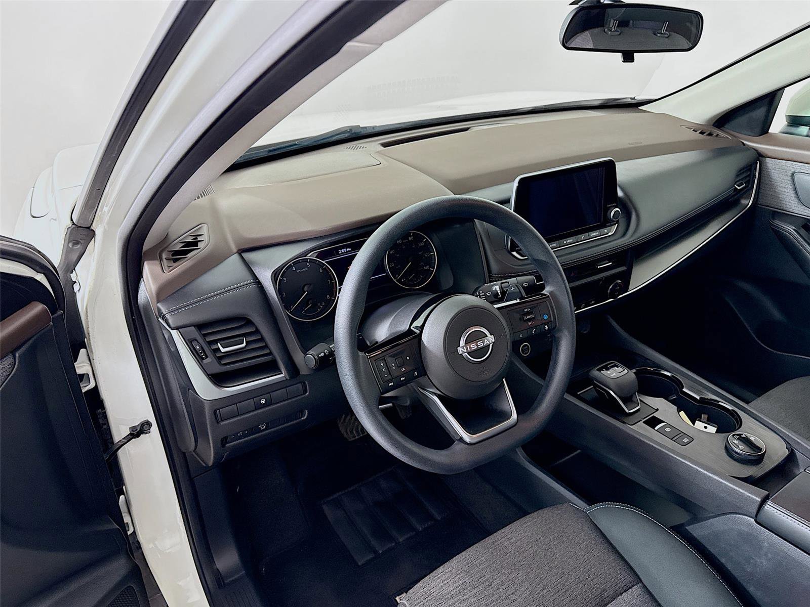 Used 2023 Nissan Rogue SV image 9