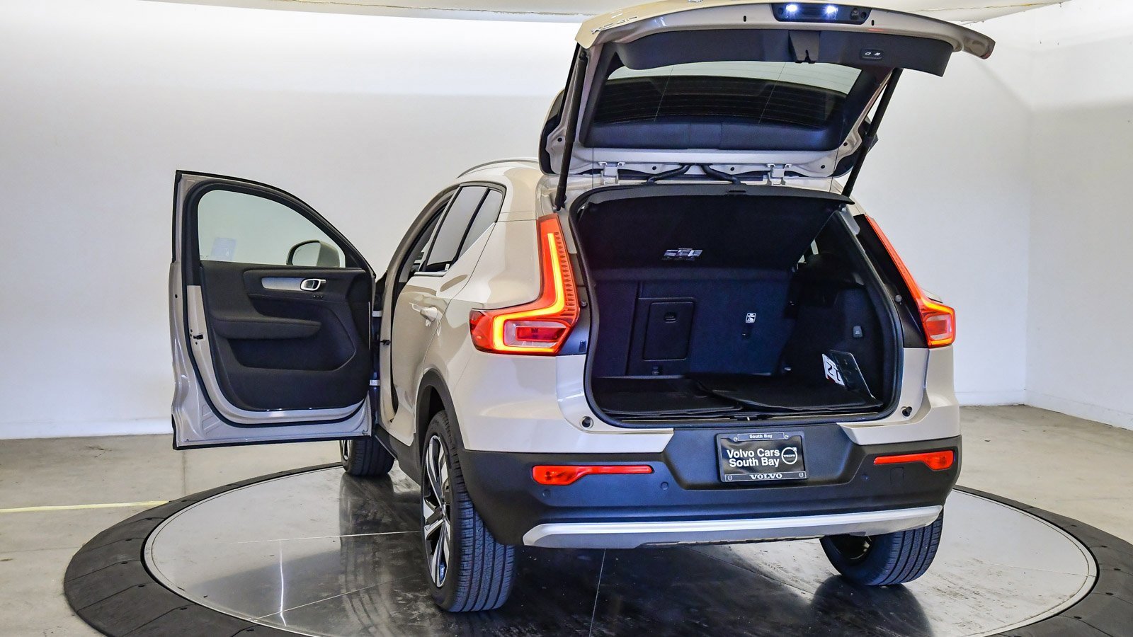 Certified 2025 Volvo XC40 B5 Plus w/ Climate Package image 29