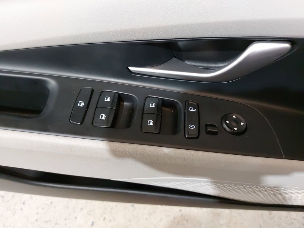 Used 2023 Hyundai Elantra Limited w/ Cargo Package image 29